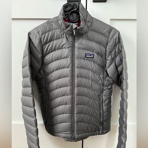 Patagonia jacket. Womens size XS. Gray w/ pink lining. Excellent condition